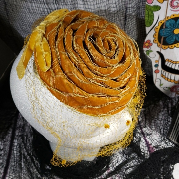 Vintage gold velvet retro net glam comb hat - Picture 8 of 8